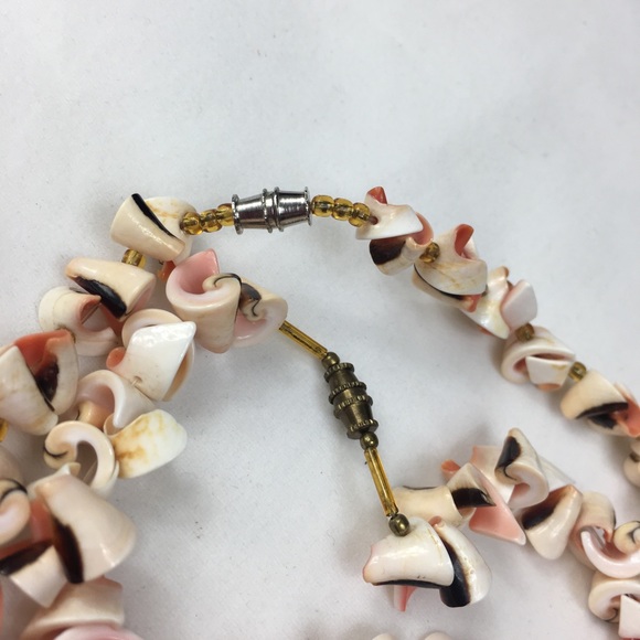 Pair of Curly Shell Luhuanus Beaded Necklaces - Picture 6 of 8